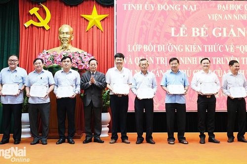 Chú trọng bồi dưỡng, cập nhật kiến thức cho cán bộ lãnh đạo, quản lý các cấp