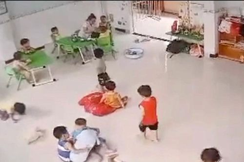 Cô giáo mầm non đánh 31 cái vào mặt, trán trẻ 3 tuổi