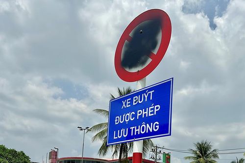 Vừa cắm biển 'Cấm xe khách và xe tải', biển báo giao thông đường song hành ngã tư Vũng Tàu đã bị xịt sơn đen