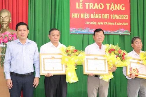 Trao Huy hiệu Đảng cho 3 đảng viên từ 30 đến 55 năm tuổi Đảng