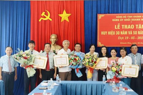 Đảng ủy Khối Doanh nghiệp tỉnh Khánh Hòa: Trao Huy hiệu 30 năm và 50 năm tuổi Đảng cho đảng viên