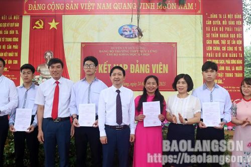 Đảng bộ Trường THPT Hữu Lũng kết nạp 3 đảng viên học sinh đầu tiên
