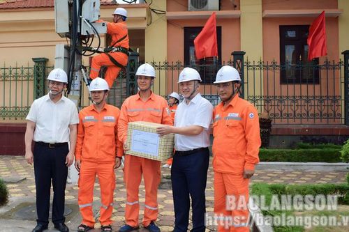 Lãnh đạo Tổng Công ty Điện lực miền Bắc tặng quà công nhân Công ty Điện lực Lạng Sơn