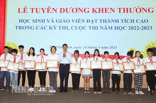 Thành phố Ninh Bình khen thưởng học sinh, giáo viên đạt thành tích trong các kỳ thi, cuộc thi