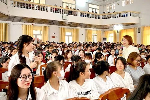 Hơn 500 sinh viên được tư vấn về kỹ năng phỏng vấn tuyển dụng