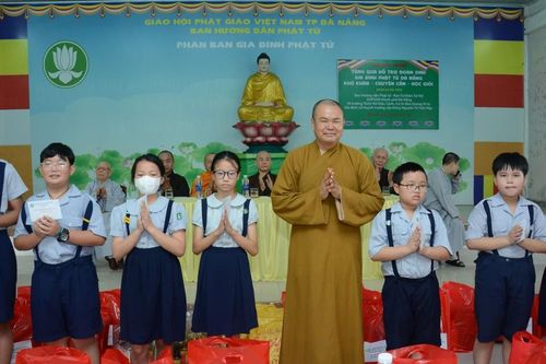 Trao quà đến đoàn sinh Gia đình Phật tử TP.Đà Nẵng có hoàn cảnh khó khăn