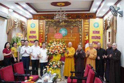 Hà Nội: Đoàn Viện Trần Nhân Tông và UBND tỉnh Vĩnh Phúc chúc mừng Phật đản tại tại trụ sở GHPGVN