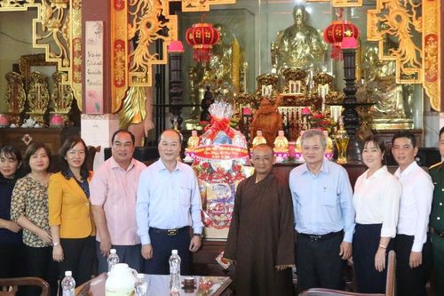 Lãnh đạo các cơ quan H.Củ Chi chúc mừng Phật đản đến Tăng Ni, Phật tử