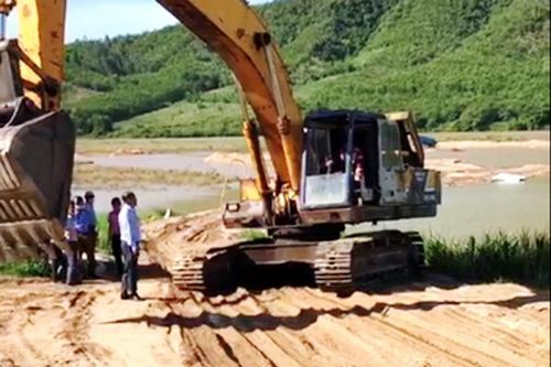 Phú Yên chỉ đạo xử lý vụ giữ xe đào cát và 25.118m3 cát trong hơn 30 tháng