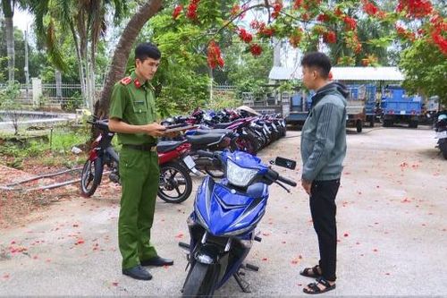 Công an trao trả xe máy cho người bị mất cắp