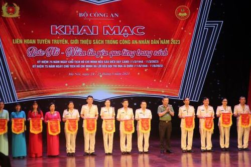 Khai mạc Liên hoan 'Bác Hồ - Niềm tin yêu qua từng trang sách'