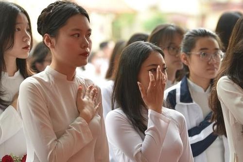 Nữ sinh Thủ đô xúc động trong ngày bế giảng