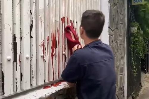 Buộc kẻ 'khủng bố' đòi nợ lau chùi hết vết sơn đã tạt