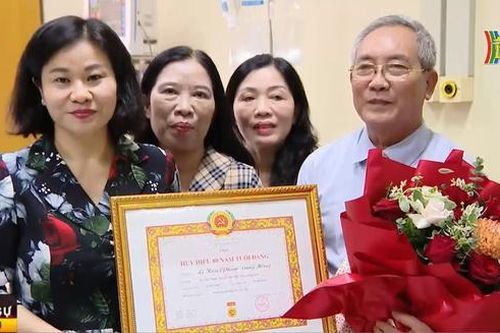 Trao Huy hiệu 80 năm tuổi Đảng tặng Đảng viên lão thành
