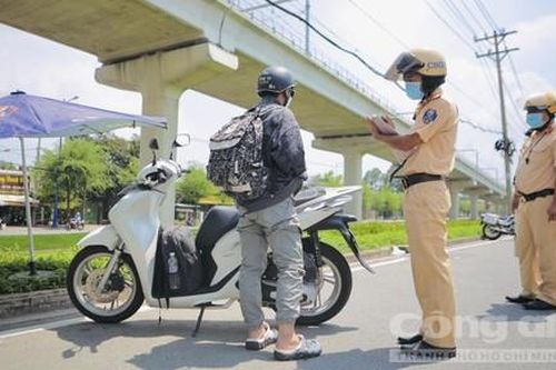 Nhiều người vi phạm tốc độ trên xa lộ Hà Nội vì... đường đẹp chạy 'mát ga'