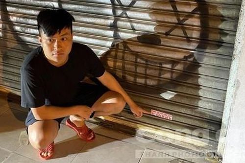 Phát hiện 3 đối tượng dán quảng cáo trái phép, ngoài bị phạt còn phải đi gỡ bỏ