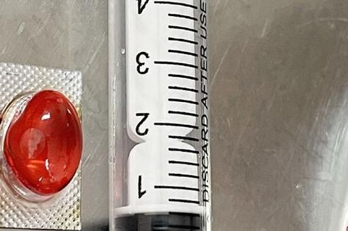 Hy hữu: Người đàn ông nhập viện vì uống thuốc quên bóc vỏ