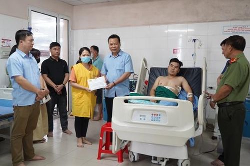 Ban Giám đốc Công an tỉnh Bắc Kạn thăm hỏi cán bộ CSGT bị đâm trọng thương