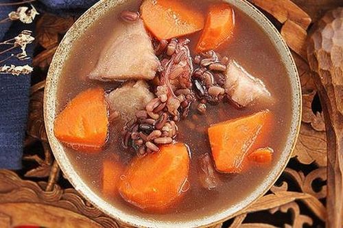 Canh xương nấu củ sắn dây giúp cải thiện vòng 1