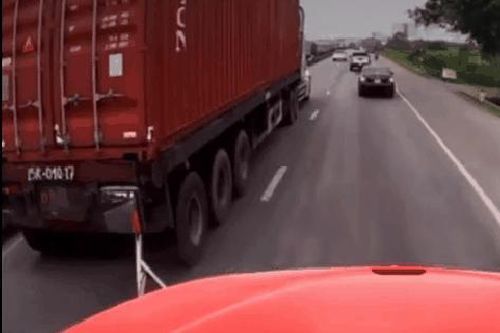Mắc lỗi cơ bản, xe ô tô con bị container tông xoay ngang đường