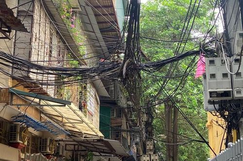 Cáp viễn thông chằng chịt ở khu dân cư