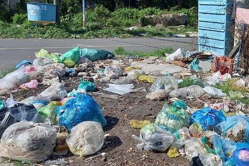 Khánh Hòa: Rác thải 'xâm chiếm' hành lang quốc lộ