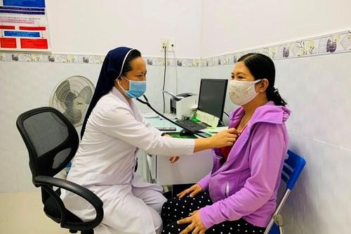 BẢN TIN MẶT TRẬN: Những y - bác sĩ đội khăn lúp