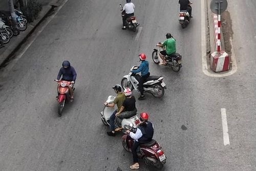 Trêu đùa 'tử thần' người dân liều lĩnh đi ngược chiều về nhà