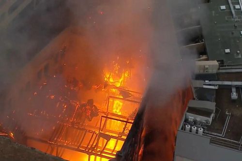 Tòa nhà cao tầng bốc cháy ngùn ngụt ở trung tâm Sydney