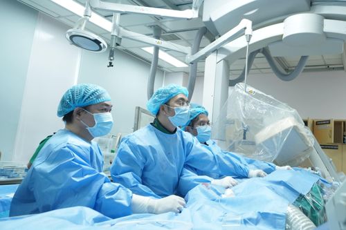 Bác sĩ ở TP.HCM thay van tim bằng ống thông siêu nhỏ dưới da