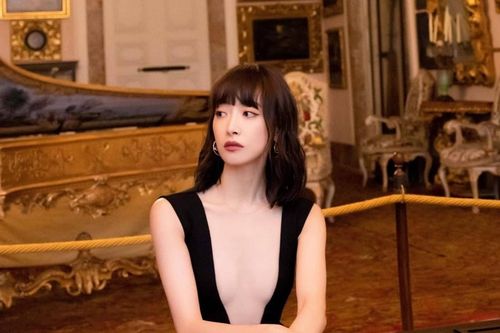 Tống Thiến gặp rắc rối vì mặc áo xẻ quá sâu