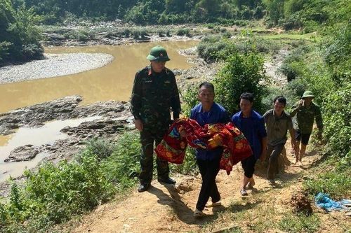 Hai bé gái đuối nước khi tắm sông
