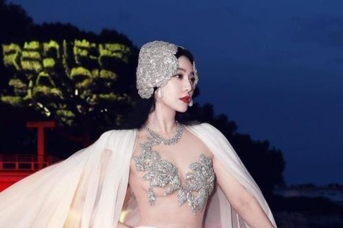 Trang phục NTK Việt và tham vọng của Phạm Băng Băng