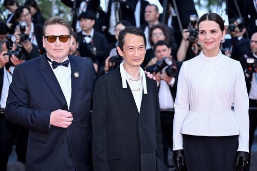 Trang phục của Trần Anh Hùng và đoàn phim tại Cannes 2023