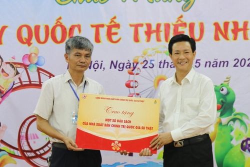Nhà xuất bản Chính trị quốc gia Sự thật trao quà cho trẻ em khuyết tật