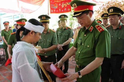 Cấp bằng Tổ quốc ghi công cho Liệt sĩ Nguyễn Xuân Hào