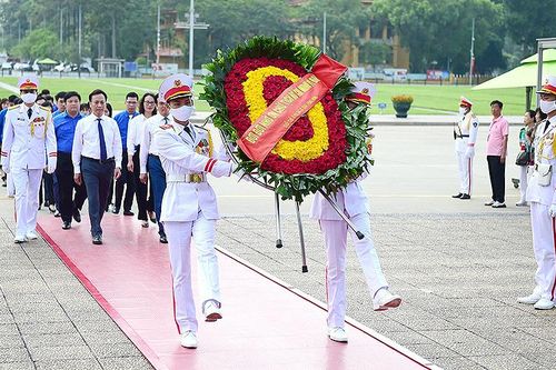 Đoàn đại biểu thanh niên tiên tiến làm theo lời Bác vào Lăng viếng Chủ tịch Hồ Chí Minh