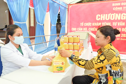 Công ty 732 tặng quà tri ân người lao động và nhân dân trên địa bàn