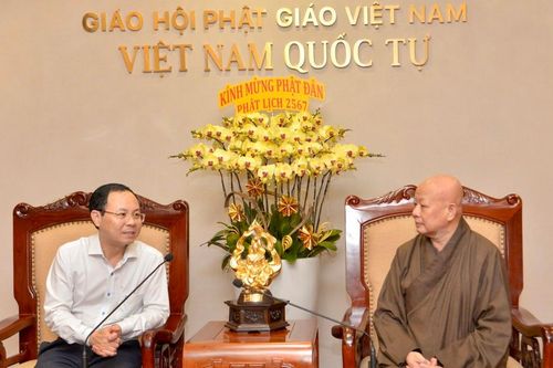 Đồng chí Nguyễn Văn Hiếu thăm, chúc mừng cơ sở Phật giáo
