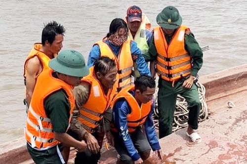 Cứu 4 người trên sà lan chở đá chìm ngoài cửa biển Kiên Giang