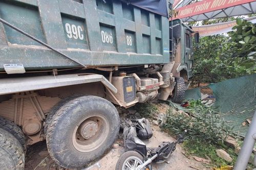 Xe tải tông đổ cổng làng khiến 2 người bị thương nặng