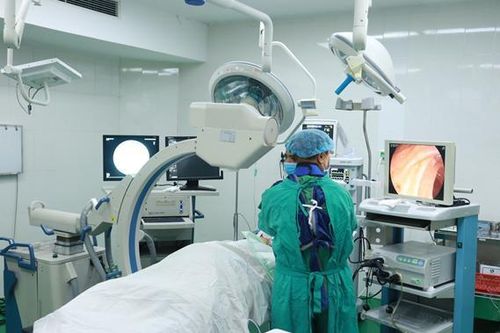 Bé trai 13 tuổi bị sỏi ống mật chủ do giun hiếm gặp