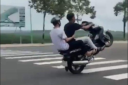 Công an Bình Phước mời 2 học sinh bốc đầu xe máy lên làm việc