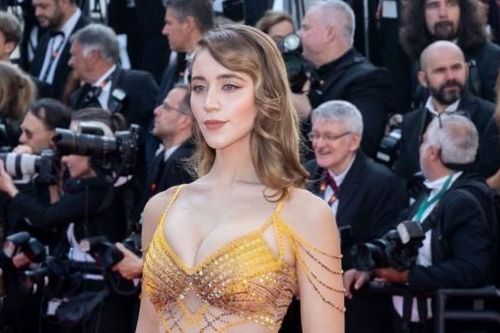 LHP Cannes 2023: Caylee Cowan diện đầm giống Bảo Ngọc từng mặc khi đăng quang Hoa hậu Liên lục địa