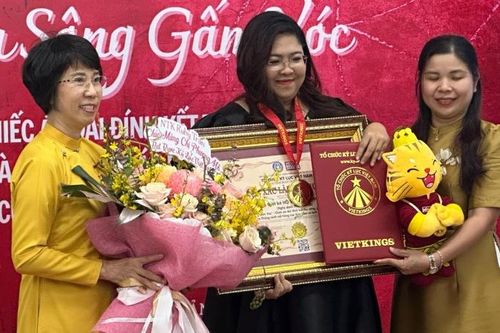 Áo dài 220 m của nhà thiết kế Phương Hồ xác lập kỷ lục Việt Nam