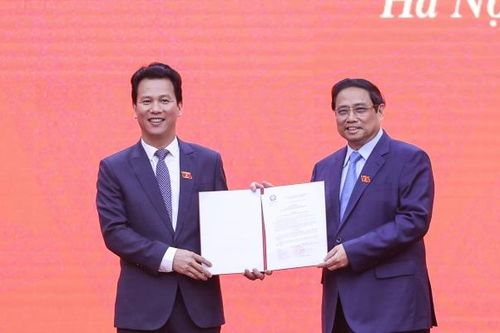 Trao Quyết định của Chủ tịch nước bổ nhiệm tân Bộ trưởng Bộ Tài nguyên và Môi trường