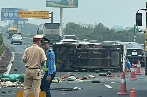 Xôn xao vết đỏ loang dài sau va chạm ô tô trên cao tốc Pháp Vân, CSGT 'lên tiếng'