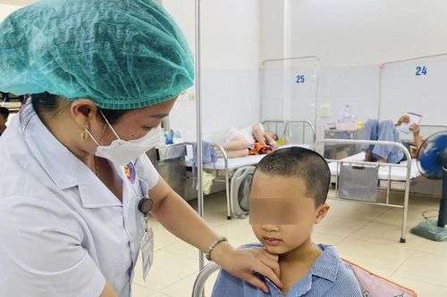 Bé gái 9 tuổi ngã chấn thương sọ não tại sân trường