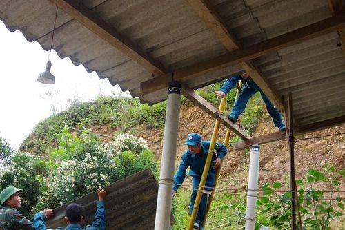 Lực lượng vũ trang Thừa Thiên Huế giúp dân khắc phục hậu quả lốc xoáy