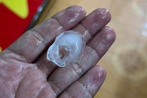 Xuất hiện mưa đá ở huyện miền núi Quảng Ngãi sau đợt nắng nóng gay gắt